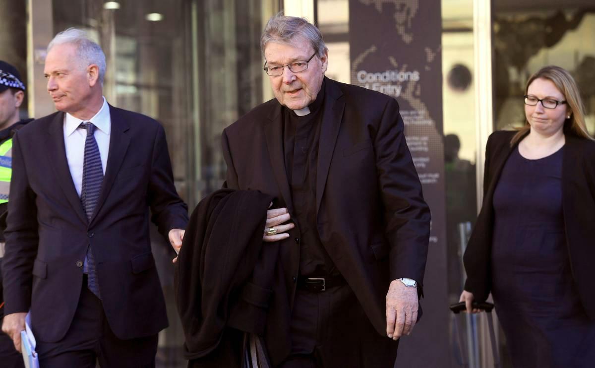 Australialainen kardinaali George Pell poistui oikeustalosta Melbournessa heinäkuussa 2018. Pelliä syytetään lasten seksuaalisesta hyväksikäytöstä. Kuva: William West / AFP / Lehtikuva