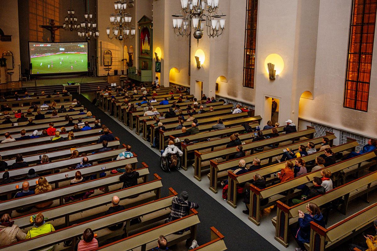 Peliä kirkon jättiskriiniltä seurasi noin 250 jalkapallon ystävää.