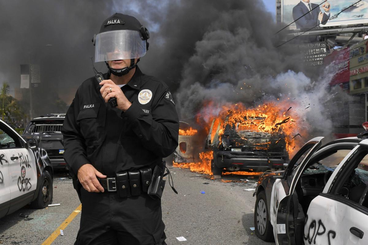 Palavat autot räjähtelivät Los Angelesin kaduilla toukokuun viimeisenä viikonloppuna. Kuva: Mark J. Terrill / AP Photo / Lehtikuva