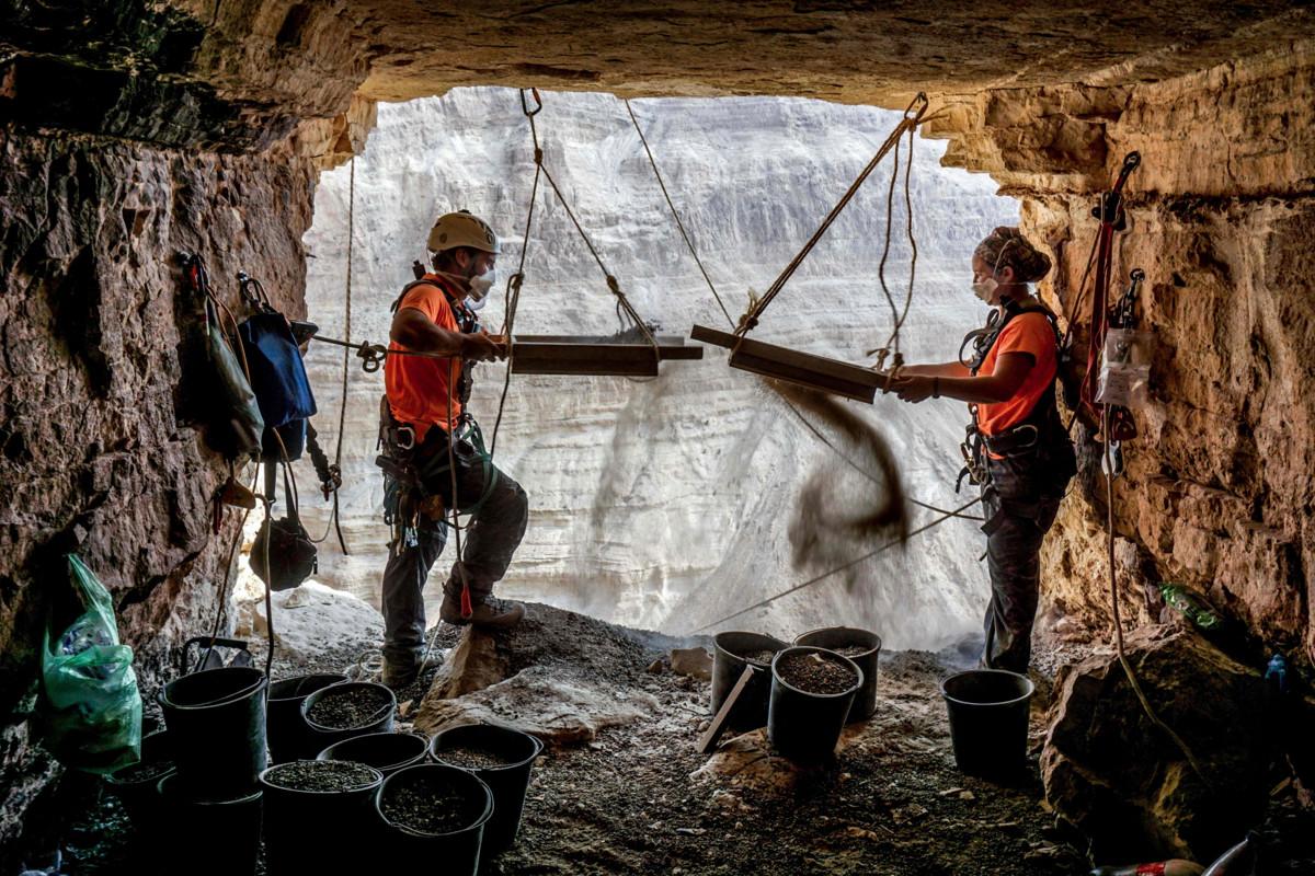 Israelilaiset arkeologit ovat vuosien ajan suorittaneet kaivauksia Kauhujen luolaksi nimetyssä paikassa Kuolleenmeren tuntumassa. Kuva: AFP / Lehtikuva.
