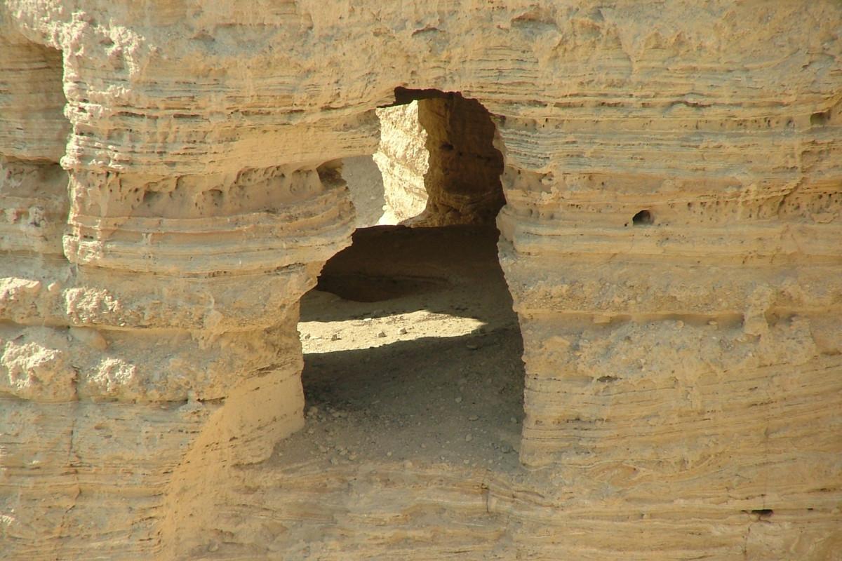 Qumranin alueella ja muualla Kuolleenmeren ympäristössä on satoja luolia. Kuva: Wikimedia Commons.