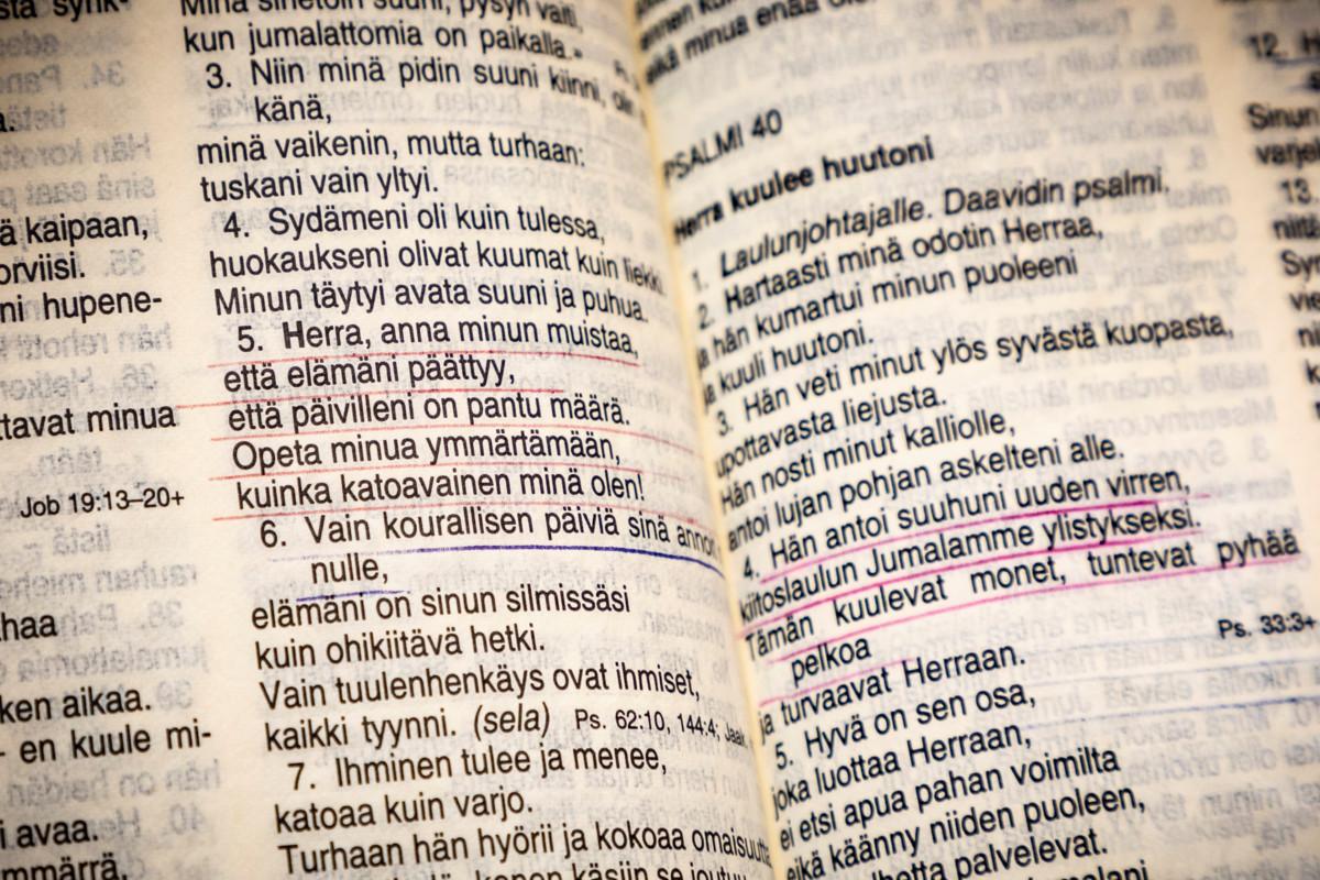Laila Tuomisen nahkakantisessa Raamatussa on alleviivauksia.