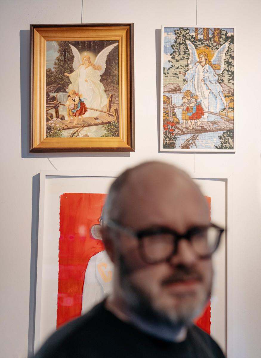 Tuomas Enbusken koti pursuaa nimekkäiden taiteilijoiden taidetta. Niiden lisäksi yhdellä seinällä on kirppu­toreilta kerättyjä suojelusenkeli-tauluja.